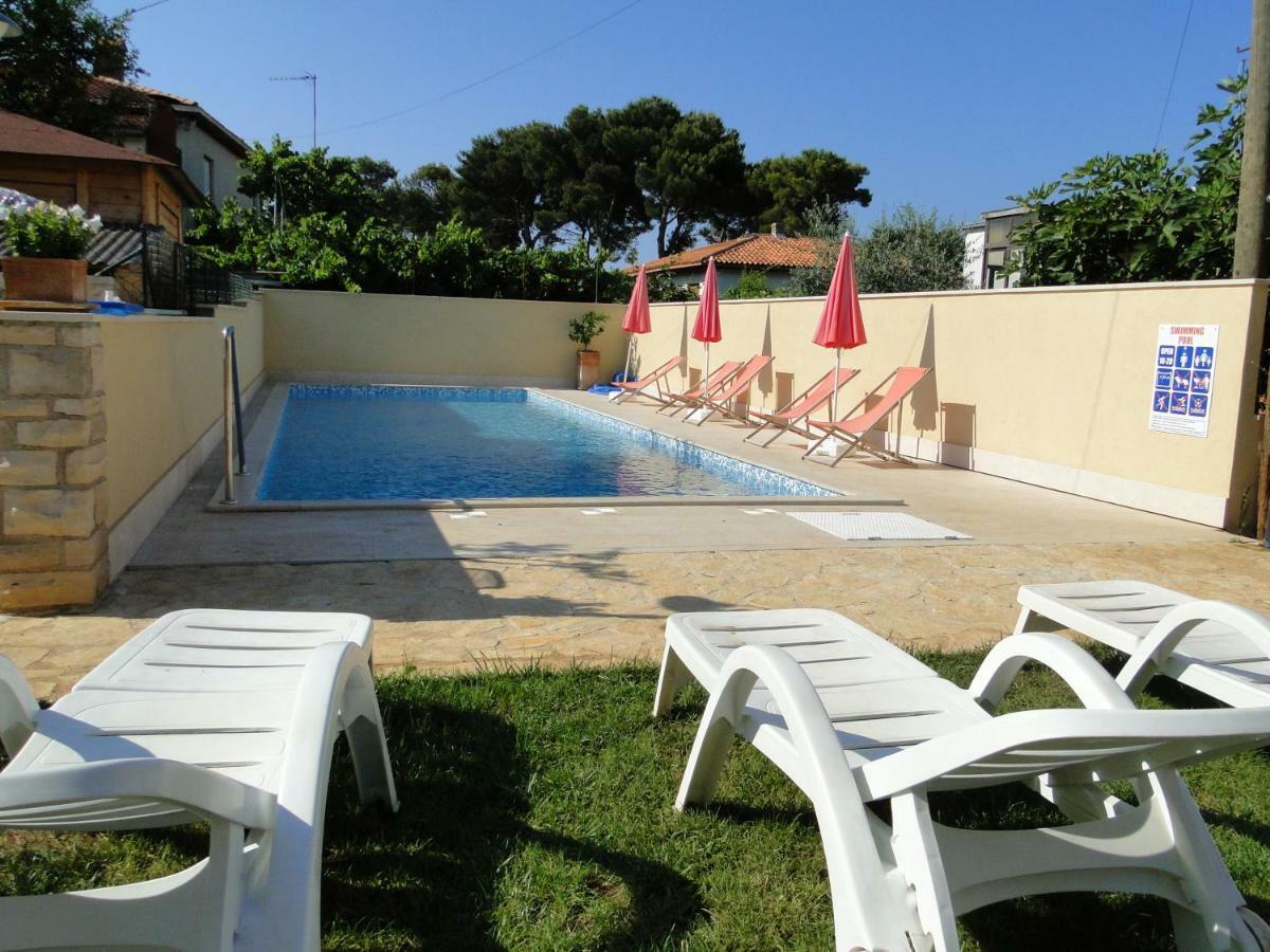 Apartment Pino Umag Buitenkant foto
