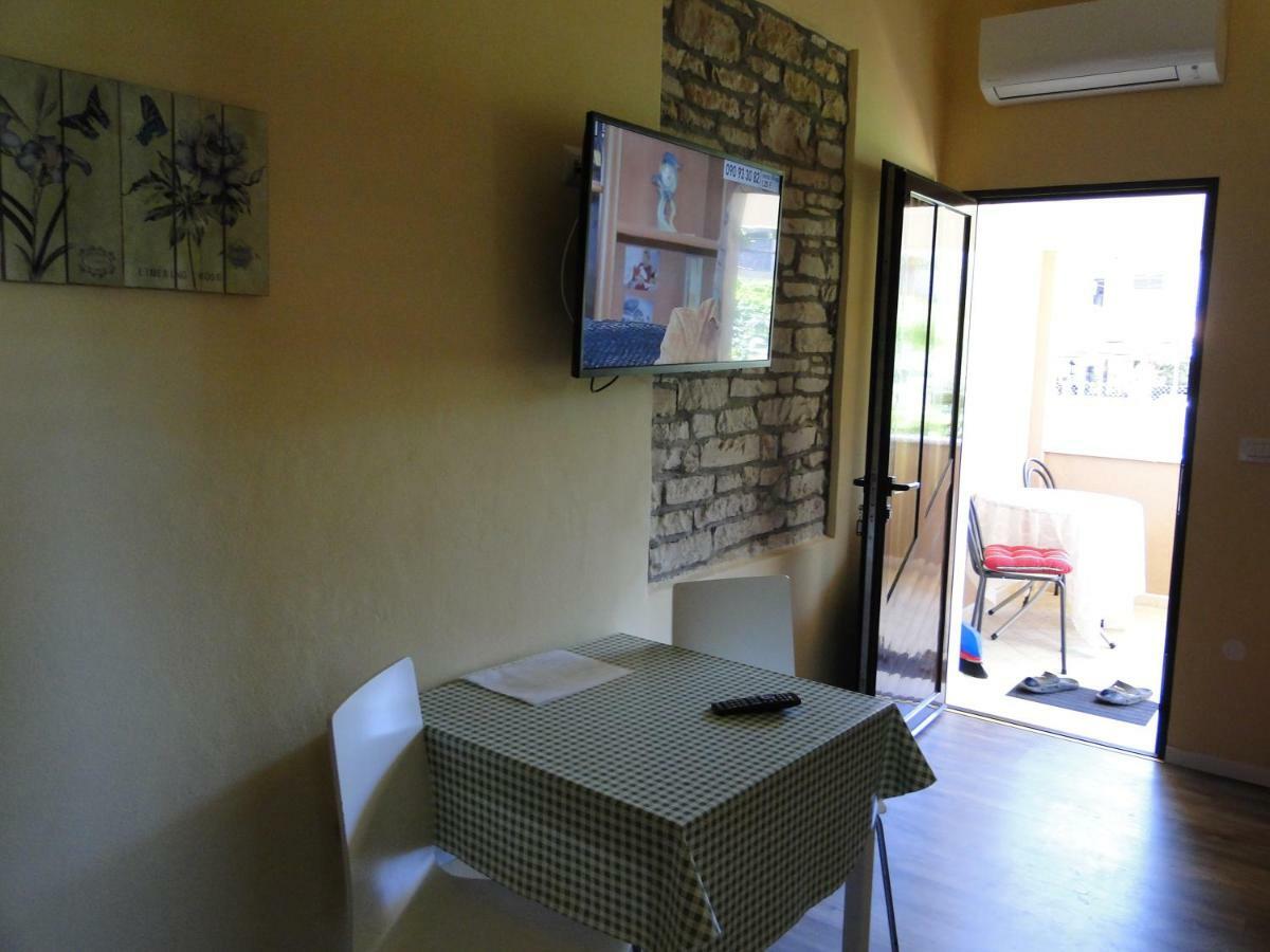 Apartment Pino Umag Buitenkant foto